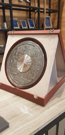 صورة Large Saudi Landmark Plate with PU Leather Box